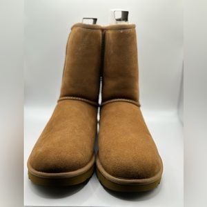 ☃️❄️Ugg w classic short II new with box size 8 for women ☃️❄️